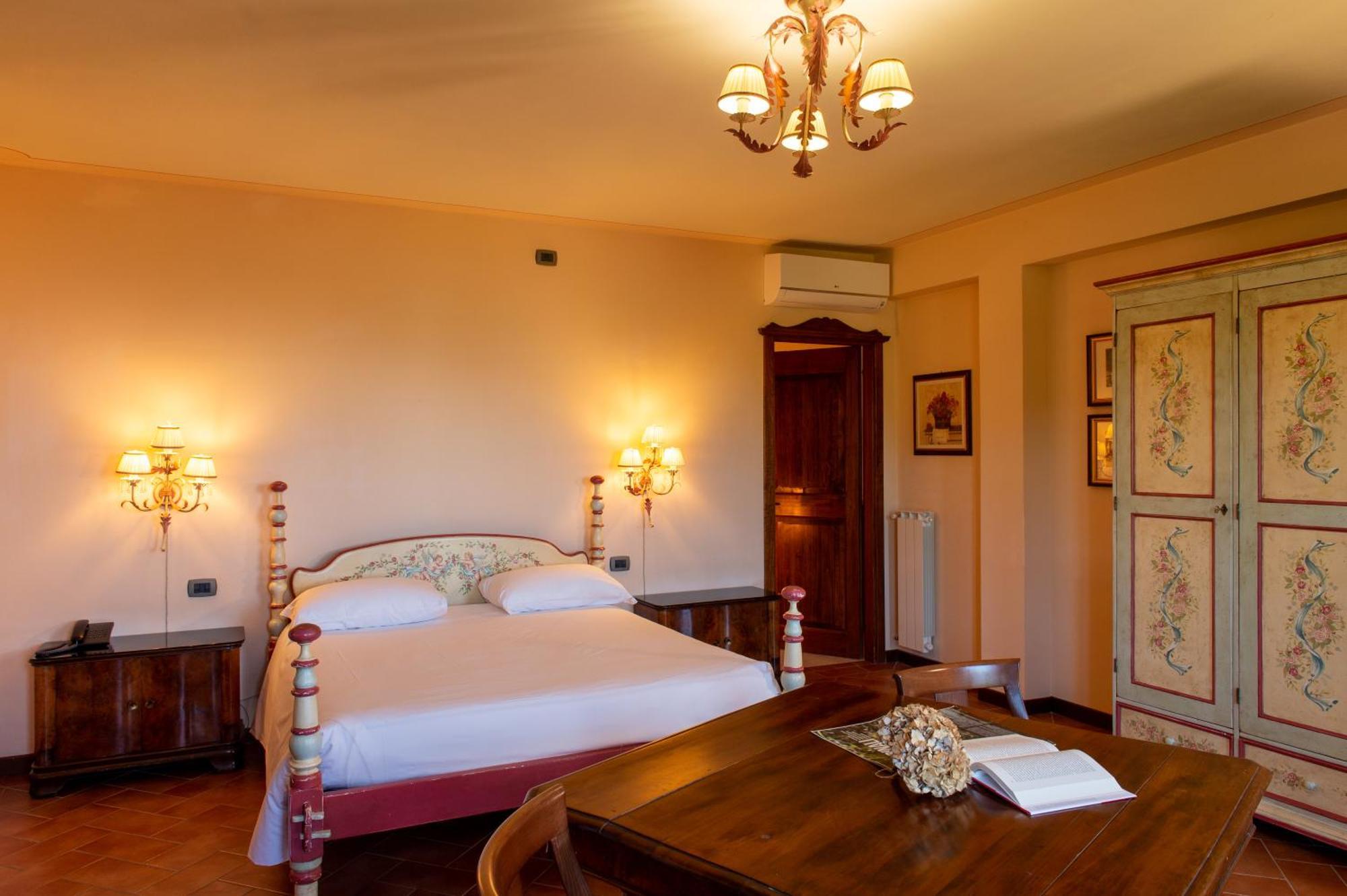 Borgo I Tre Baroni - Spa Suites & Resort Poppi Phòng bức ảnh