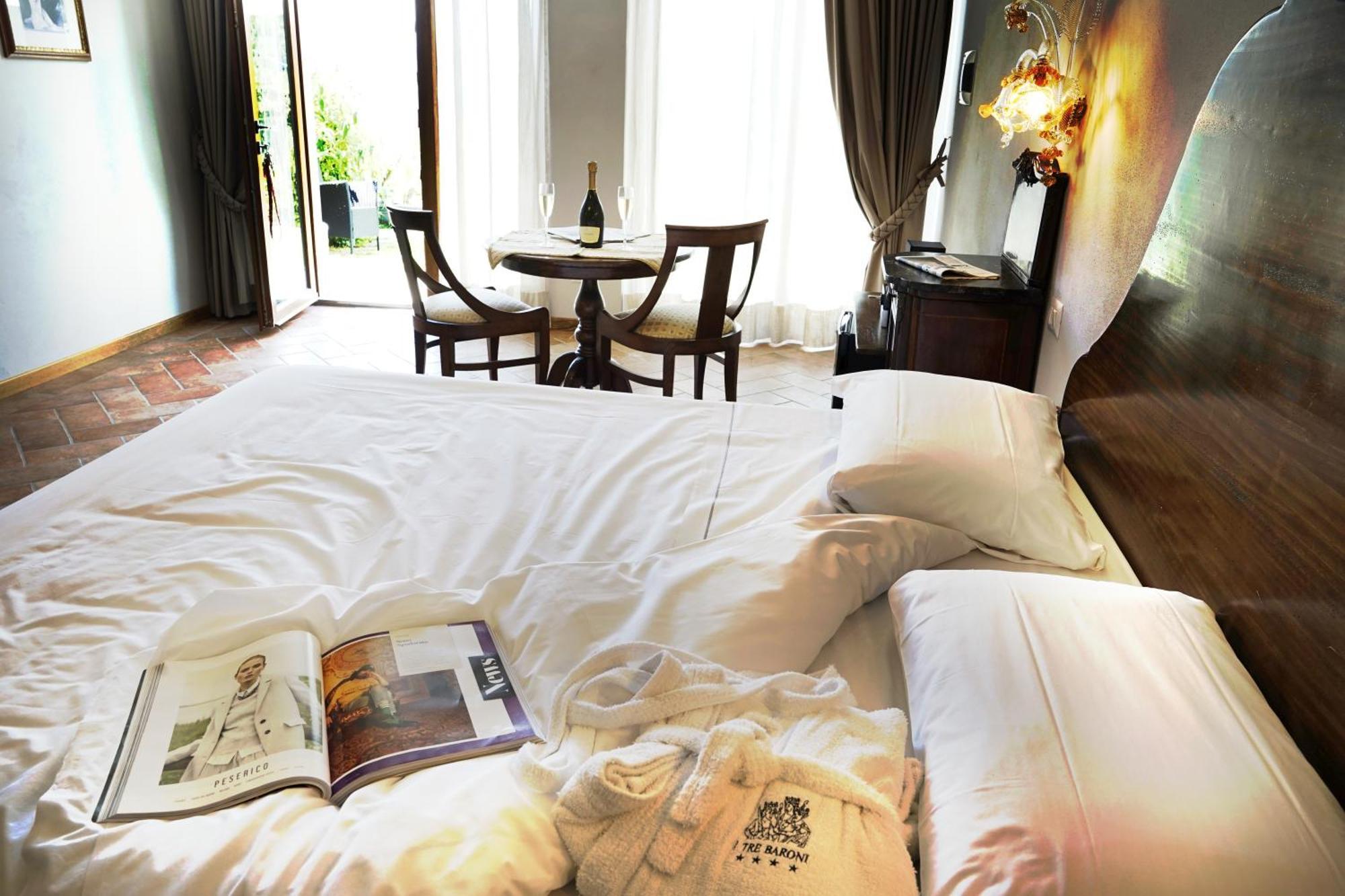 Borgo I Tre Baroni - Spa Suites & Resort Poppi Phòng bức ảnh